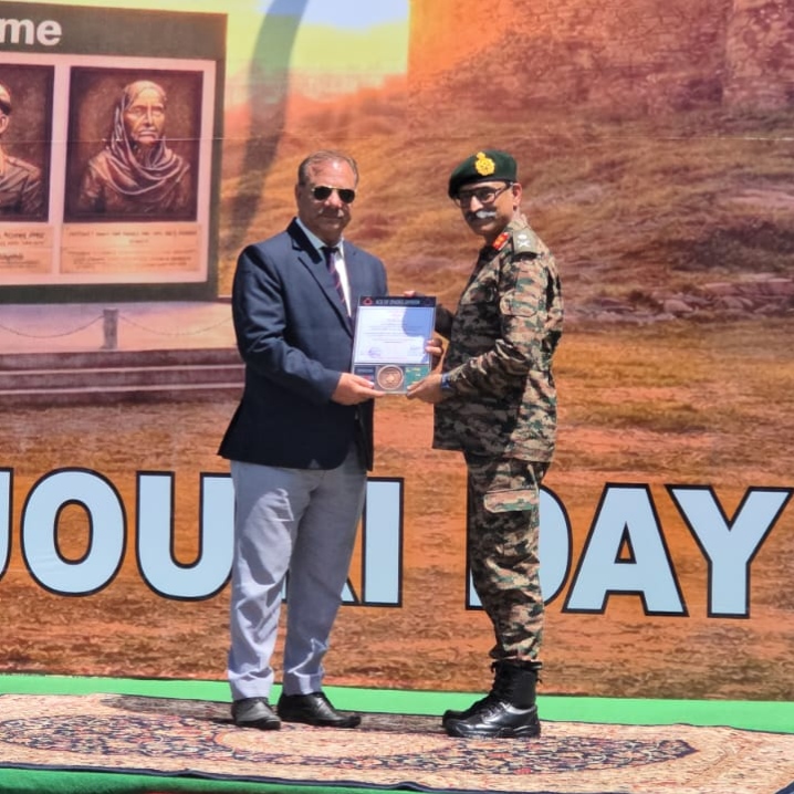 Tariq presented Shan e Peer Panjal award